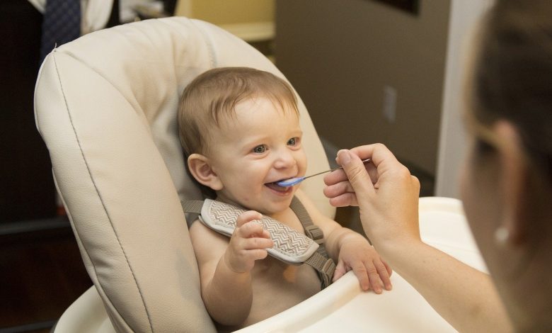 متى يتم ادخال الطعام للطفل الرضيع - اول وجبه للطفل الرضيع