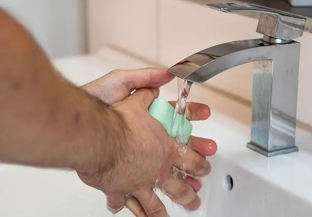  غسل اليدين بالماء والصابون بإنتظام للوقاية من كورونا  